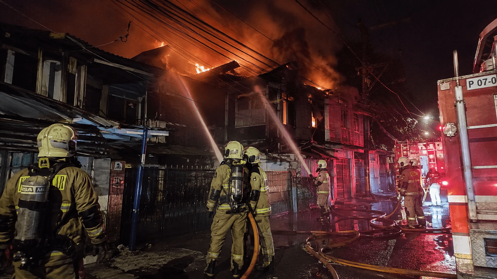 Kebakaran Rumah di Kemayoran, Puluhan Unit Damkar Dikerahkan dan PMI Bantu Warga Terdampak
